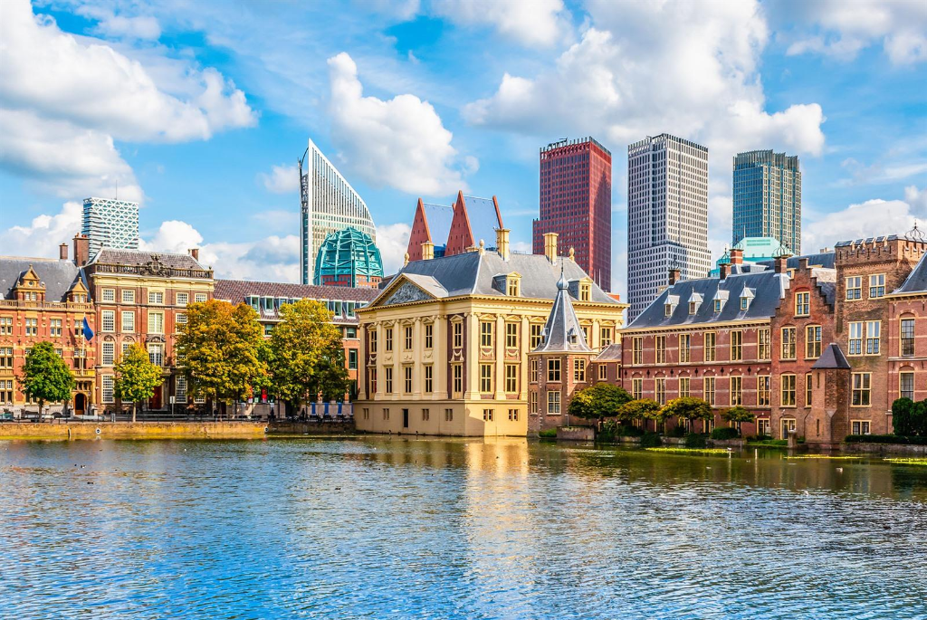 Het Binnenhof en de skyline van Den Haag aan de Hofvijver